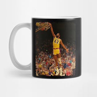 James Worthy - Vintage Design Of Basketball Mug